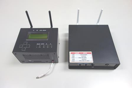 試作した無線機（右）とセンシングノード（左）
